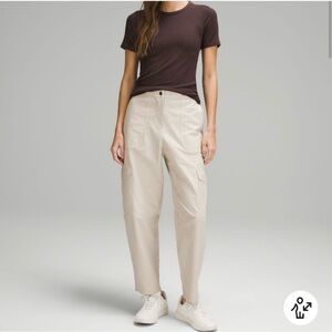 Lululemon Light Utilitech  Cargo pocket pants in size 25